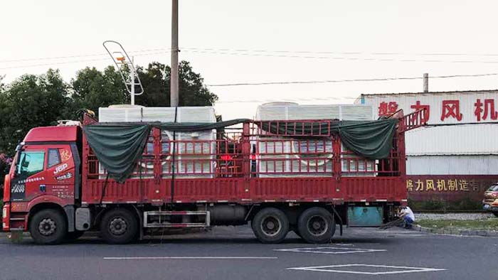 風機廠家:磐力風機兩臺隔音玻璃鋼風機箱運往山東污水項目